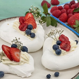 Baiser-Herz (Pavlova-Herz) mit Beerenfüllung