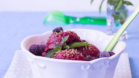 Eis mit Beeren