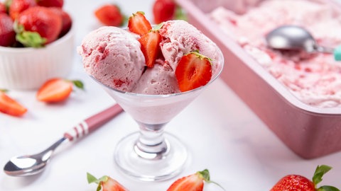 Erdbeereis im Becher