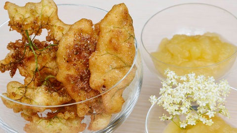 Holunderküchle mit Kompott