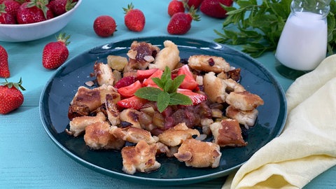 Kaiserschmarren mit Erdbeeren und Rhabarber-Kompott