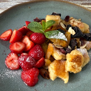 Kaiserschmarrn mit marinierten Erdbeeren