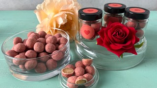 Macadamia-Nüsse im Schoko-Himbeer-Rosen-Mantel zu Muttertag