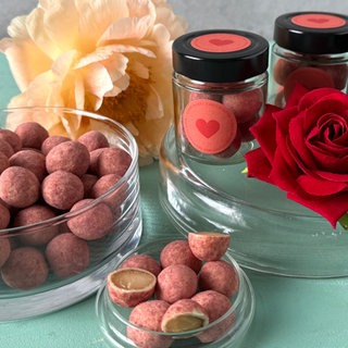 Macadamia-Nüsse im Schoko-Himbeer-Rosen-Mantel zu Muttertag