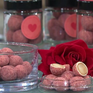 Macadamia-Nüsse im Schoko-Himbeer-Rosen-Mantel