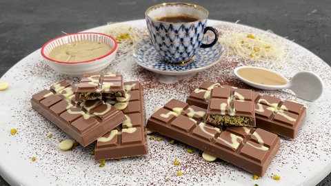 Schokoladen-Riegel mit Pistazien-Sesam-Füllung