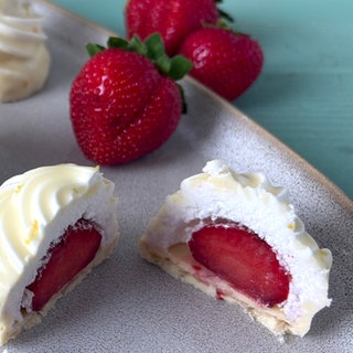 Sommerliche Schaumküsse mit Erdbeeren