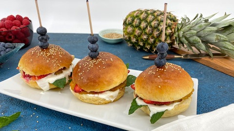 Süße Ananas-Beeren-Burger