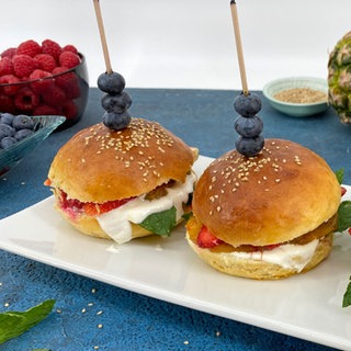 Süße Ananas-Beeren-Burger