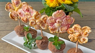 Süße Blätterteig-Blumen in Muffintöpfchen