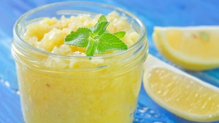 Zitronen und Zucker im Glas