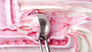 Eislöffel in Joghurt-Beeren-Eis