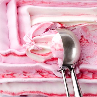 Eislöffel in Joghurt-Beeren-Eis