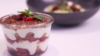 Auf dem Bild sieht man ein Kokos-Kirsch-Tiramisu, das Kirschen, Amarettini, Espresso, Rum und Kokosmilch enthält. Kirschen sind nicht nur ein süßer und gesunder Snack, sondern auch eine beliebte Zutat in der Küche.