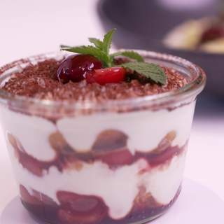 Auf dem Bild sieht man ein Kokos-Kirsch-Tiramisu, das Kirschen, Amarettini, Espresso, Rum und Kokosmilch enthält. Kirschen sind nicht nur ein süßer und gesunder Snack, sondern auch eine beliebte Zutat in der Küche.