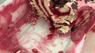 Eiscreme aus dem Supermarkt in der Eisdose: Eissorten mit viel Pflanzenfett schmelzen kaum.