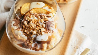 Dessert mit Apfel und Vanilleeis. Eisbecher selber machen mit Vanilleeis aus dem Supermarkt: Ein Klassiker ist der Schwedeneisbecher mit Apfel oder Apfelmus.