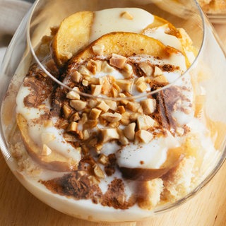 Dessert mit Apfel und Vanilleeis. Eisbecher selber machen mit Vanilleeis aus dem Supermarkt: Ein Klassiker ist der Schwedeneisbecher mit Apfel oder Apfelmus.