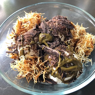 Eisbecher mit Vanilleeis mit Pistazienmus, Schokolade und Engelshaar