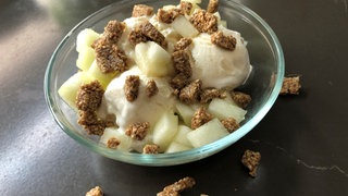 Vanilleeis mit Melonenwürfeln und Sesam-Honig-Krokant