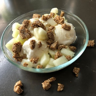 Vanilleeis mit Melonenwürfeln und Sesam-Honig-Krokant