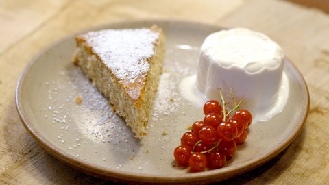 Andalusischer Mandelkuchen mit Milchmädchen-Eis auf einem Teller