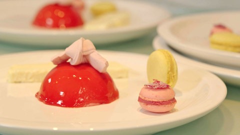 Rosmarinparfait, Beerentörtchen mit Roséwein-Glacage, Himbeermousse, Marshmallow-Knoten und Macarons