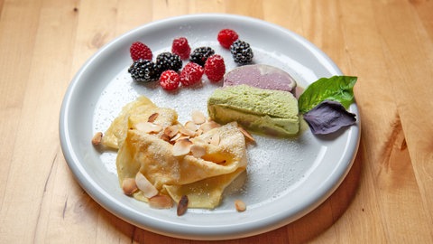 Crêpes mit Früchten an zweierlei Basilikumeis