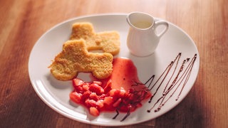 Omas Griesschnitten mit Vanillsoße und Erdbeerragout