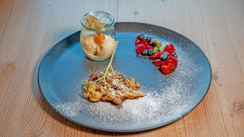 Holunderküchle mit Vanilleeis und Beeren