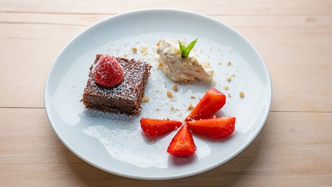 Schoko-Walnuss-Brownie mit Eierlikörcreme 