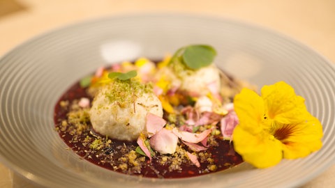 Fichtenspitzen-Topfenknödel mit Butterbröseln, an wildem Beeren-Ragout mit Wacholder-Apfelgelee und Yakherz-Parmesan