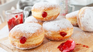 Bei den einen heißen sie Kreppel, bei den anderen Berliner: Mit Marmelade gefüllt schmeckt das Gebäck besonders gut - nicht nur zur Fastnachtszeit
