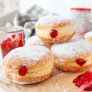 Bei den einen heißen sie Kreppel, bei den anderen Berliner: Mit Marmelade gefüllt schmeckt das Gebäck besonders gut - nicht nur zur Fastnachtszeit