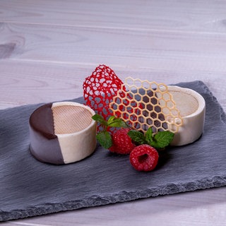 Köstliche Eistaler – Kekse und Parfait – mit Schokoglasur und Deko als Dessert auf einem Servierbrett angerichtet