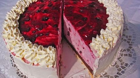 Rezept für fruchtige Eistorte mit roter Grütze