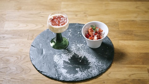 Riesling-Creme mit Erdbeeren auf einer Schieferplatte
