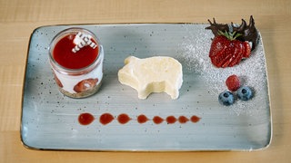 Erdbeer-Butterkeks-Dessert mit Zitronen-Joghurt-Parfait auf einem Teller drapiert