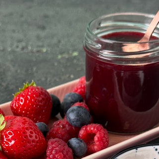 Beerenaufstrich mit Kakaobohnen und Tonkabohne