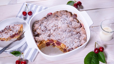 Schnell und einfach zubereitet: Der ofenfrische Kirschenmichel steht auf einem Tisch und wird serviert. 