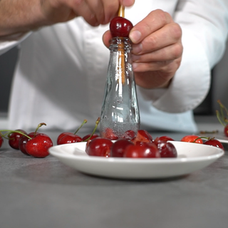 Kirschen entkernen mit einer Flasche und Strohhalm
