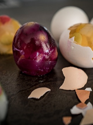 Bunte Wackelpudding-Eier mit Früchten