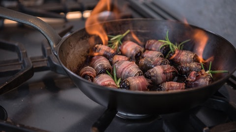 Flambierte Espresso-Backpflaumen im Speckmantel
