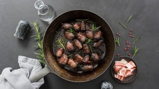 Flambierte Espresso-Backpflaumen im Speckmantel