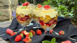 Das Dessert Rhabarber Trifle in Gläsern angerichtet. Rhabarber-Liebe pur und Schicht für Schicht ein Genuss: Dieses Rezept für Rhabarber Trifle schmeckt frisch, cremig und unfassbar gut. 