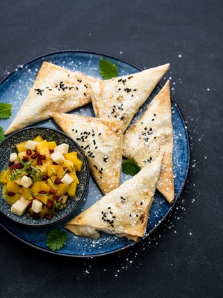 Süße Samosas mit Weinbergpfirsich, Marzipan und Berberitzen