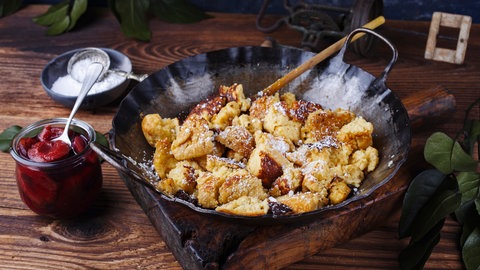 Eine Pfanne mit Kaiserschmarrn.