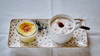 Himbeerjoghurt und crème brûlée auf einer Platte