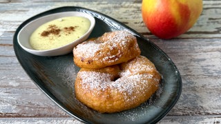 Gebackene Apfelringe mit Vanillesoße