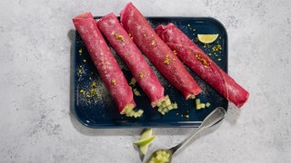 SWR1 Pfännle Streetfood Rezept Pinke Pfannkuchen mit grünem Apfelkompott.